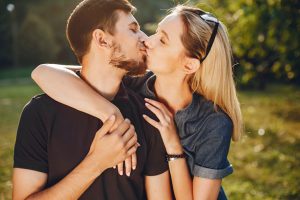 Nụ hôn là sự kết nối cho các cặp đôi