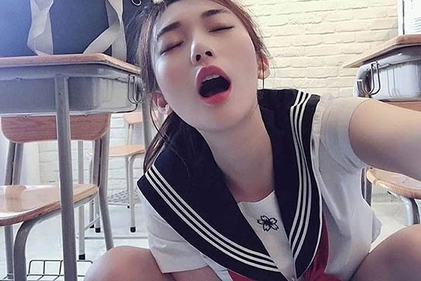 Thủ dâm nữ với tư thế Squat giúp dễ dàng lên đỉnh. Thủ dâm nữ với tư thế Squat giúp dễ dàng lên đỉnh.