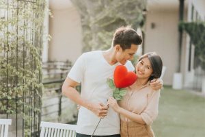 Luôn yêu chiều bạn là 1 trong số 7 dấu hiệu chàng muốn làm quen bạn lâu dài.