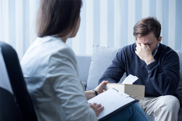 Liệu pháp tâm lý giúp người bệnh nhận ra và thay đổi các suy nghĩ tiêu cực