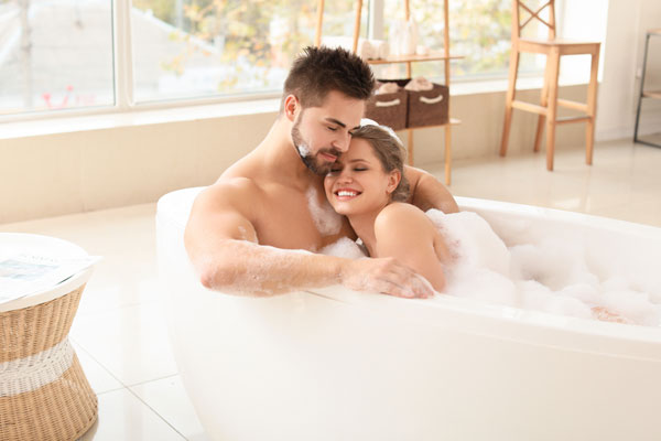 Tắm với nước ấm trước khi quan hệ làm giảm căng thẳng và lo âu.