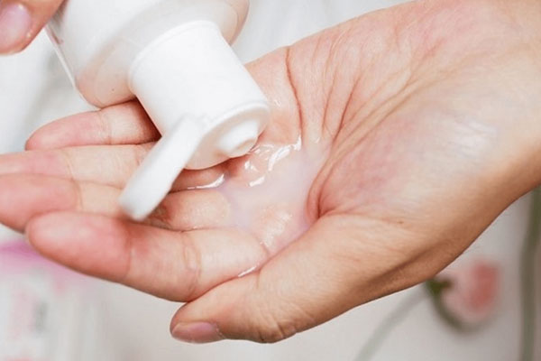 Sử dụng lượng gel bôi trơn vừa đủ giúp quá trình thâm nhập diễn ra trơn tru hơn.