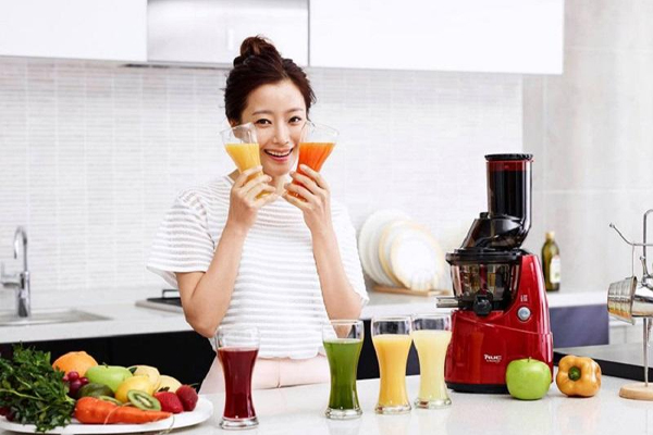 Uống nước ép hoa quả là một cách giảm mệt mỏi sau khi quan hệ hiệu quả Uống nước ép hoa quả là một cách giảm mệt mỏi sau khi quan hệ hiệu quả